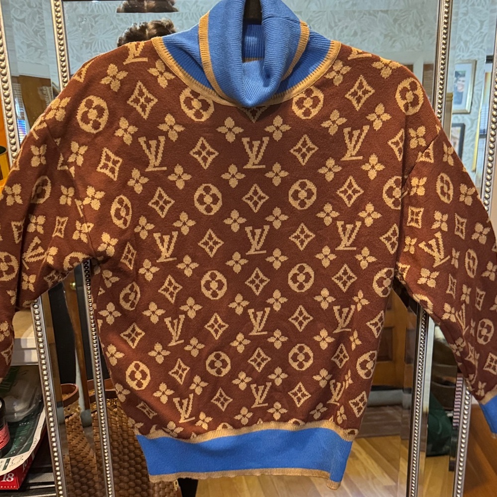VINTAGE UNIQUE LOUIS VITTON TURTLENECK SOFT BUTTERY SWEATER/POLYESTER BLEND S/M - Picture 6 of 6